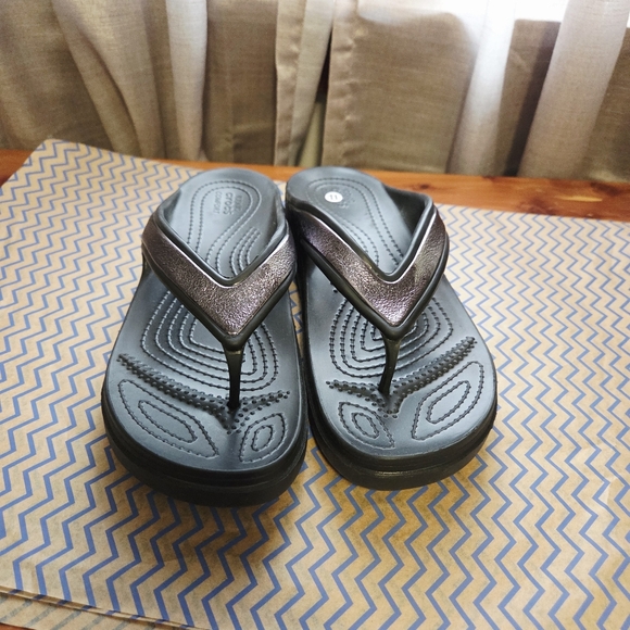 crocs iconic comfort sloan shine thong sandals 11 - Picture 6 of 8